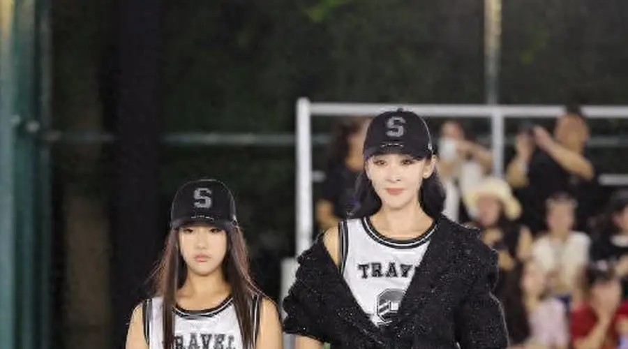 59岁苗圃带女儿走秀，12岁女儿身高超170，当年罗晋掏20万救她爸的瓜，比豪门戏还真