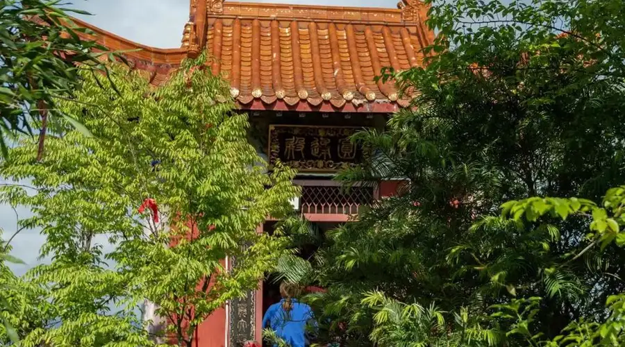 巫溪有座藏在云端的寺庙,建在1200米的悬崖上号称“小武当”,曾是川东三大古刹之一