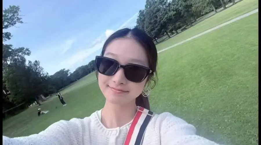 马伊琍俩女儿近照,爱马优雅漂亮长相随爸,妹妹变拽姐身高抢镜