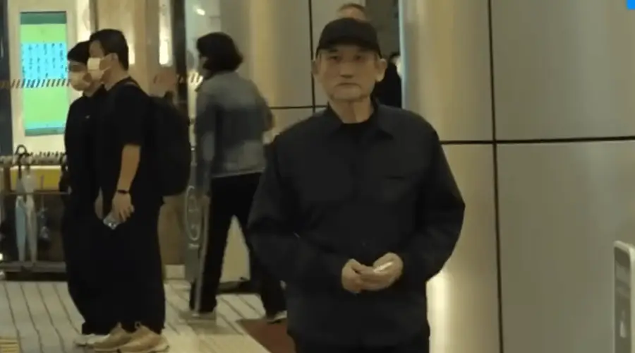 徐克深夜医院门口回应施南生离世：她坚持到生命最后一刻，在亲友陪伴下安详离开