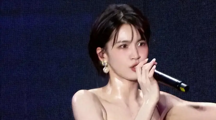 41岁女星广州演出热成水光肌,穿吊带裙全身湿透:流了一公斤的汗