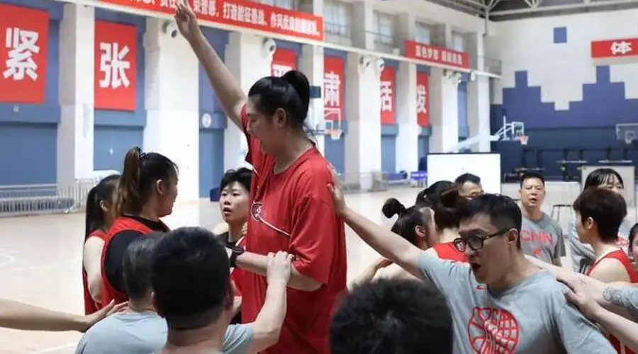 中国女篮结束热身赛回国继续备战 邓雨婷归队14人在训