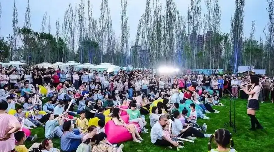 旅游五分钟,拍照两小时,你是如何被景观社会献祭的?