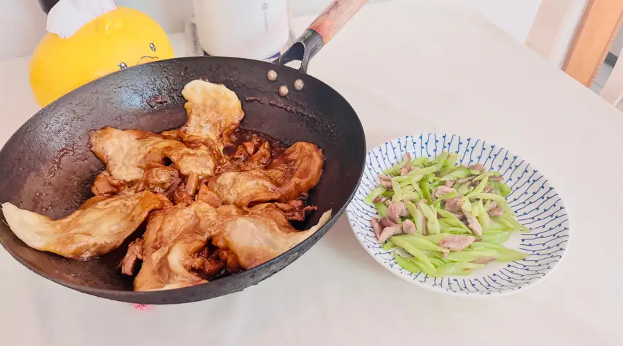 孩子想吃地锅鸡我炒芹菜解馋