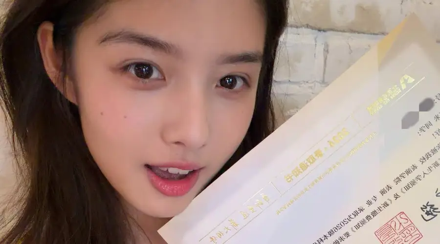 00后艺人艾米26日晒北电录取通知书 笑容甜美状态佳