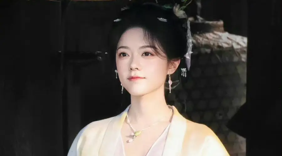 一念江南》拍摄花絮释出 赵今麦鹅黄襦裙撑油纸伞甜笑回眸