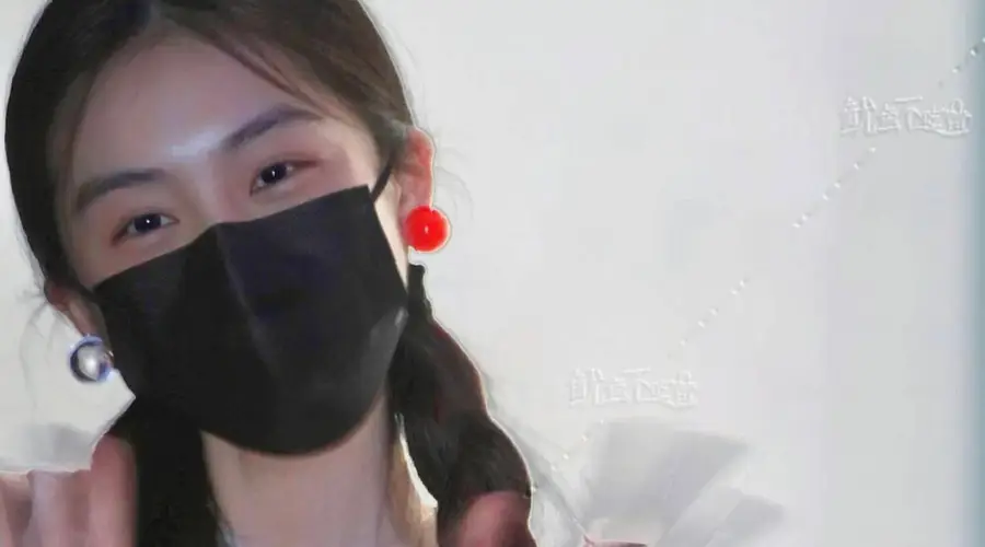 黄多多现身黄磊何炅联手打造的话剧现场 佩戴渐变龙珠造型耳饰格外亮眼