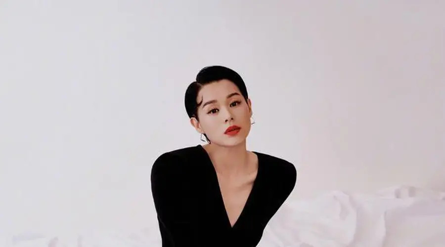 47岁胡杏儿黑丝红底鞋写真引热议 三孩妈妈状态获网友关注