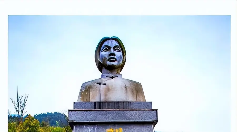 41年，她怀抱女儿上刑场，女儿被扔草丛，20年后女儿成国家栋梁！