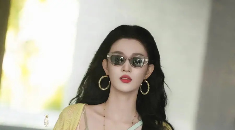 王楚然拿捏“仙女裙”!粉色印花吊带裙搭绿色开衫,度假氛围拉满