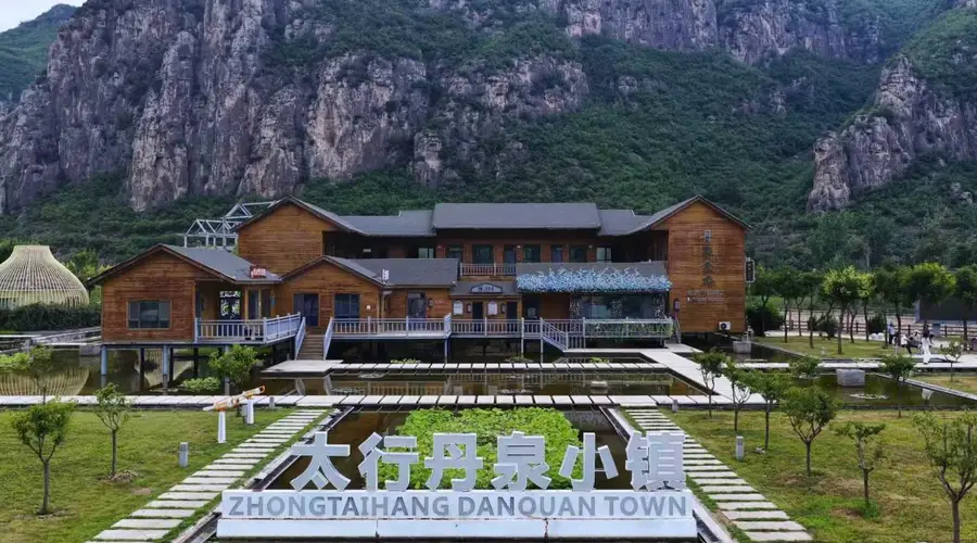 丹泉小镇: 靠一汪清泉成了太行避暑新地标