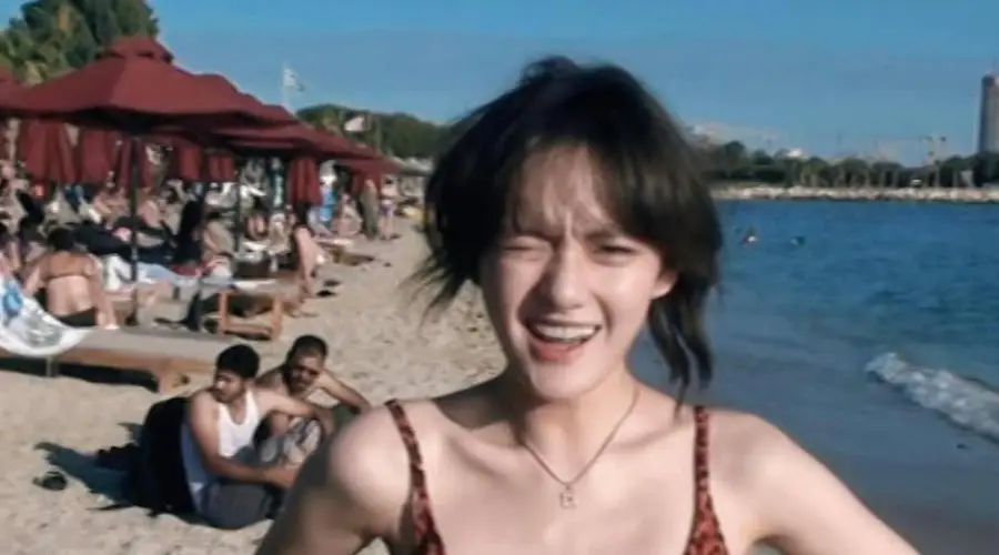 文淇晒度假比基尼美照 曲线玲珑尽显好状态