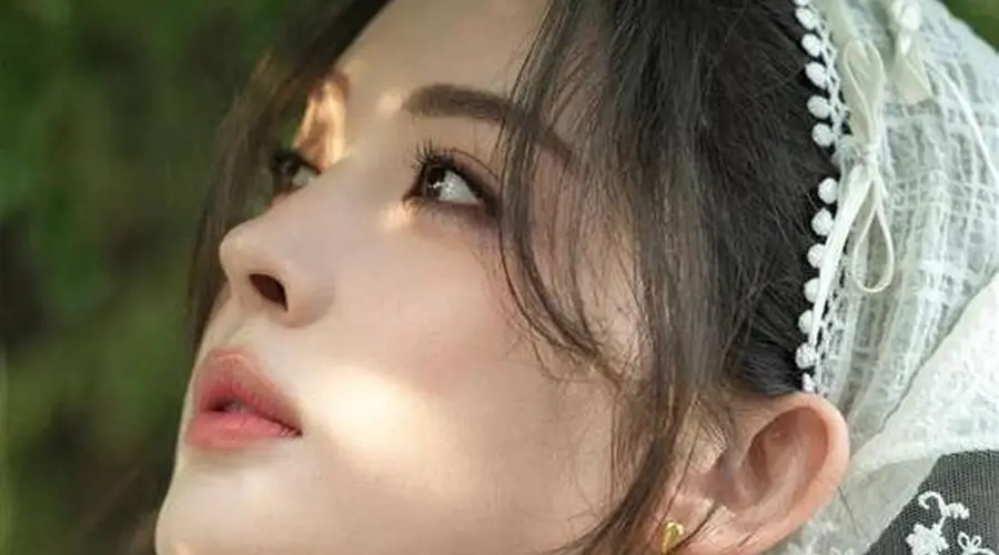 娜扎穿米白蕾丝搭牛仔背带裤 高温番石榴旁凹出复古田园少女感