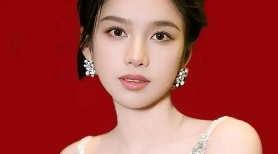 张婧仪最新写真曝光 兼具纯真成熟韵味身材优越