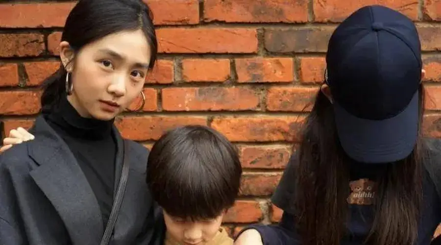 黄多多携姐弟三人同框北京环球影城 12岁小女儿造型吸睛尽显巨星潜质
