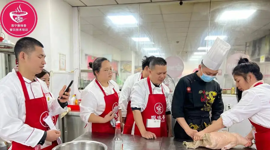 南宁飘味香烧鸭技术核心揭秘 从选鸭到上皮水全流程关键要点