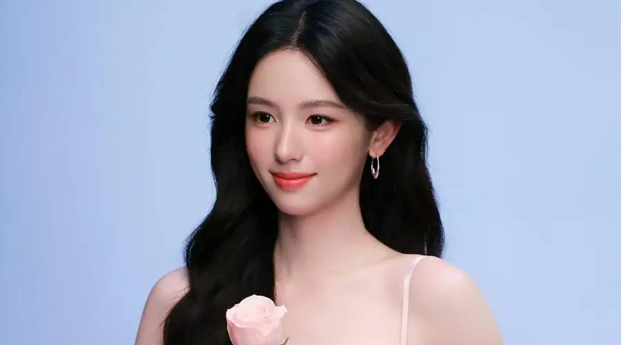 周也最新美妆写真曝光 穿粉色缎面吊带裙配浅粉玫瑰气质温婉