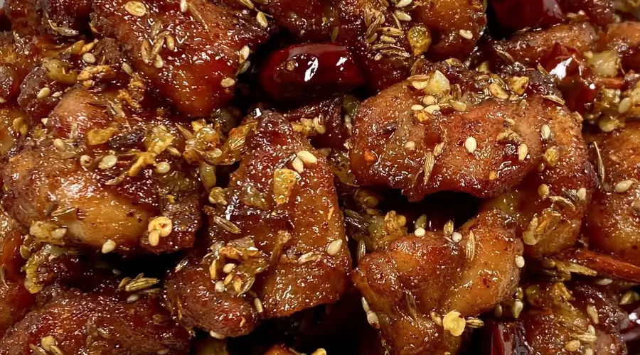 在家复刻烧烤摊风味 孜然椒麻鸡块做法出炉