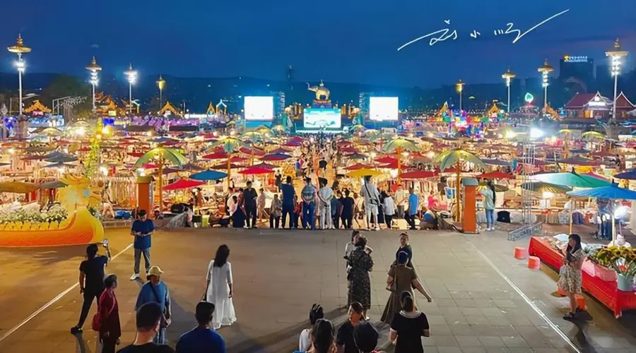 西双版纳有“亚洲最大夜市”，好多网红来拍照，却引发不少争议？