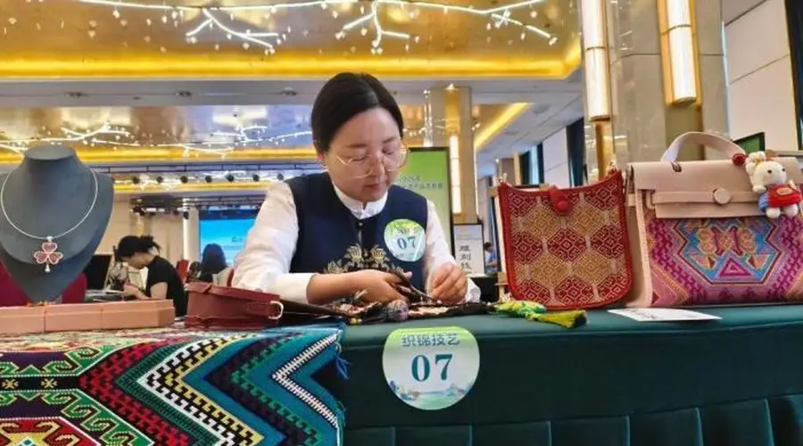 湖北土家妹巧手织就民族同心锦