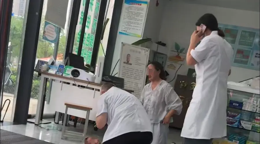 3分26秒,南京59岁医生跪地救回不足两岁窒息幼儿,当事人:目前孩子无大碍
