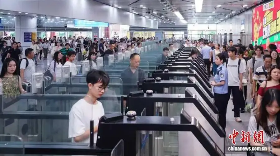 今年上半年经拱北口岸出入境旅客超6400万人次
