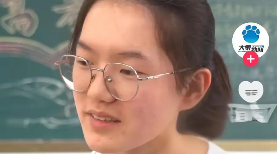 敲定了！高考699分的韩雅平，清北招生组在她家蹲了好几天，结果这姑娘放着军校的铁饭碗不要、北大的金字招牌不接，偏偏选了一条最难的路一半人替她可惜，一半人看得眼眶发热，699分的韩雅平，让这个夏天多了点不一样的答案。河南平顶山郏县堂街镇的农家小院，墙上不是装饰画，是一整面28张奖状，...