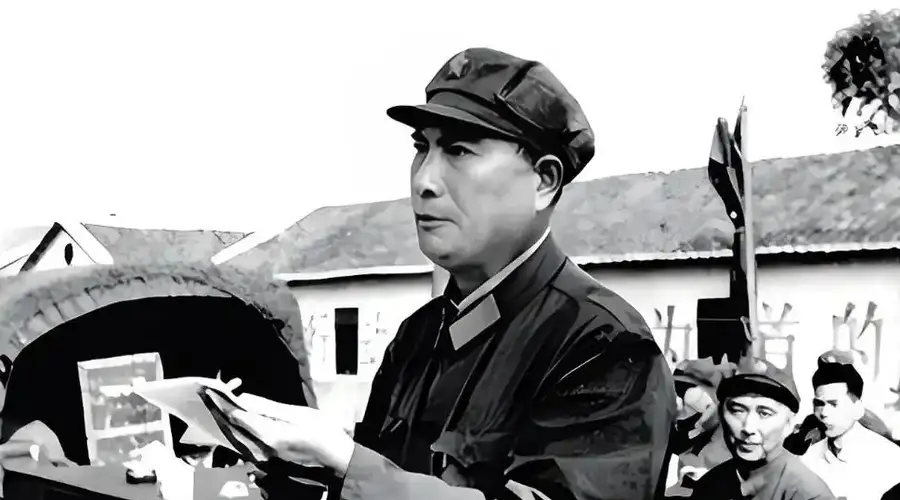 张万年让警卫员去买两包大中华，结果警卫员捧回两个大冬瓜