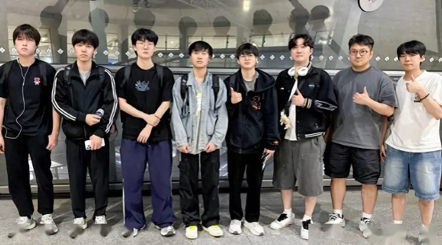 BLG落地巴黎合影,全员神态疲惫不堪,魔鬼赛程让Bin都没了锐气