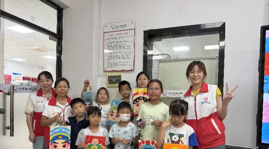 巧手绘脸谱 童心赏国粹，李松蓢社区开展少年非遗手作课堂