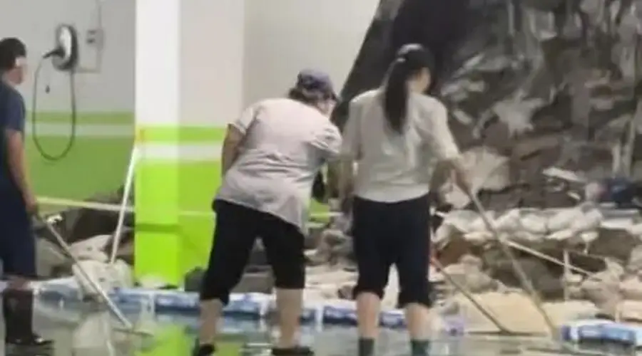 沈阳一小区地下车库墙体暴雨中坍塌,露出大量生活垃圾引质疑,物业称墙体为空心砖,垃圾系前期填埋;当地住建、街道办等部门已介入调查