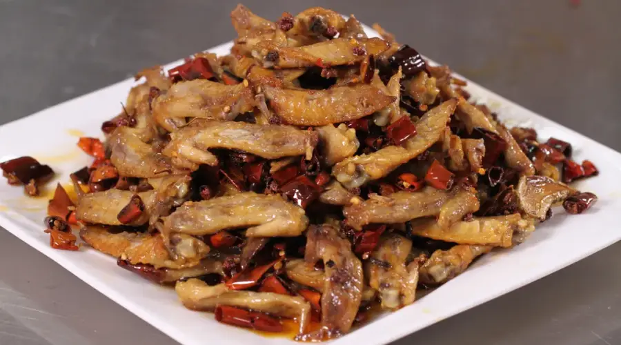 做法简单又美味的辣卤小零食麻辣鸡翅尖，学会这个配方，在家轻松自制