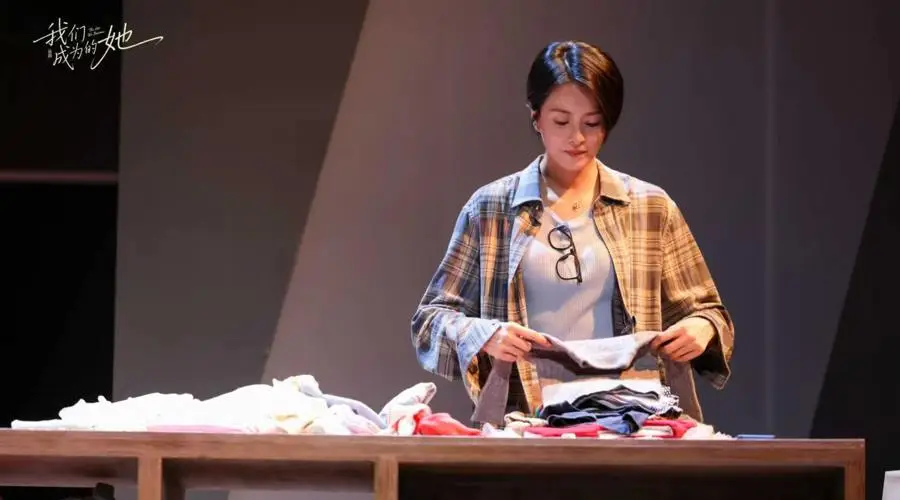 出道30年首登话剧舞台，梁咏琪如何演绎本土化“金智英”