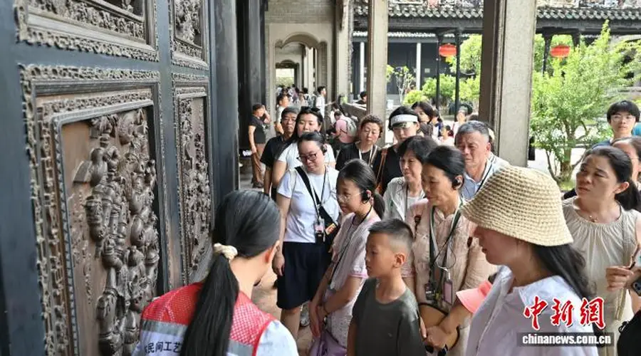 陈家祠暑期吸引游客 探秘岭南建筑艺术明珠