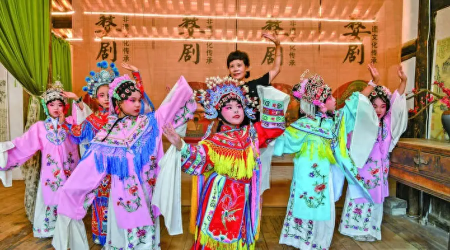浙江师范大学附属小学小戏迷探访婺剧特色村体验传统艺术魅力