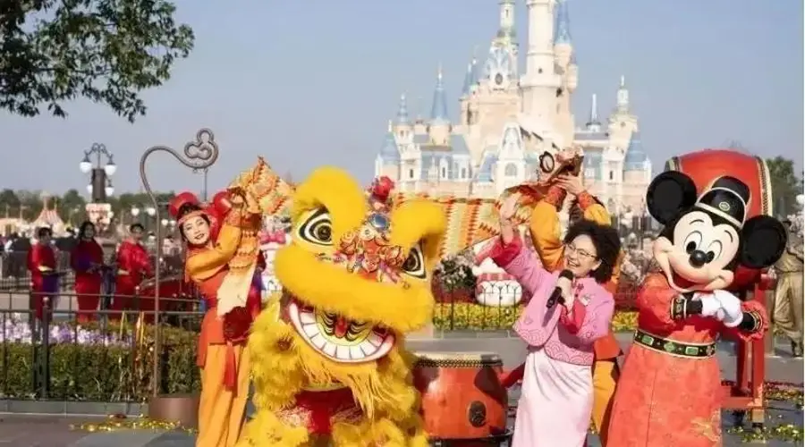 割韭菜?一天花掉1万5,中产家庭的迪士尼之旅,刺痛了多少寻常家庭