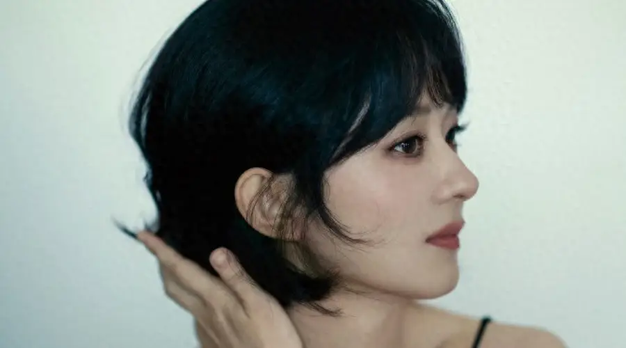赵丽颖短发黑裙亮相美妆活动 利落松弛尽显纪梵希代言格调