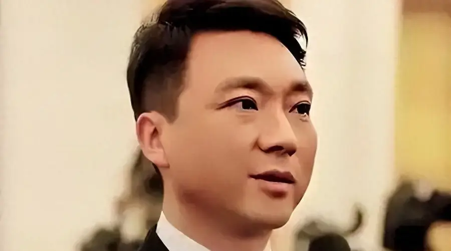 央视播音界人事调整 康辉转幕后带新人守直播底线 李梓萌休整暂离主播台