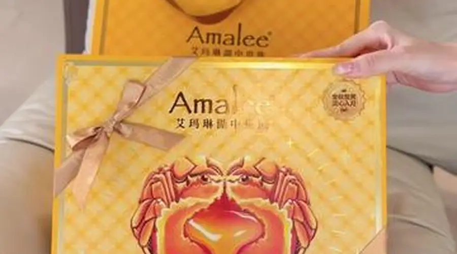 集团推出中秋优选礼盒 艾玛琳流心大闸蟹黄月饼全球首发