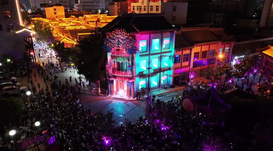 天上水·人间戏！衔月阁升级焕新 精彩夜演炫酷古城