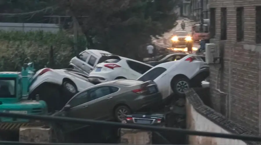 山西吕梁一路口多辆私家车堆叠,市民:车随水而下堆积,不少人来寻车