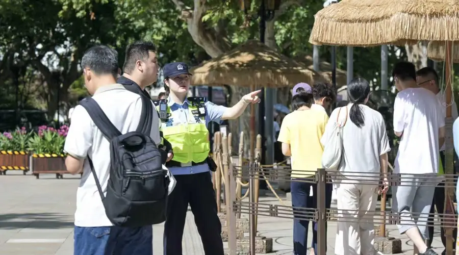 上海世博会展览馆人流爆棚 黄浦警方多举措筑牢安保防线