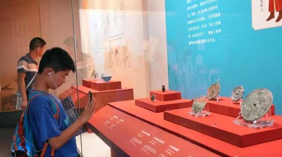 杜甫与秦州主题文物展亮相成都 八百余件文物引众多观众观展