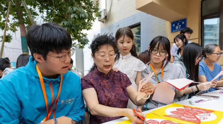 8月5日香港师生赴乌市 两地青少年共探民族文化魅力