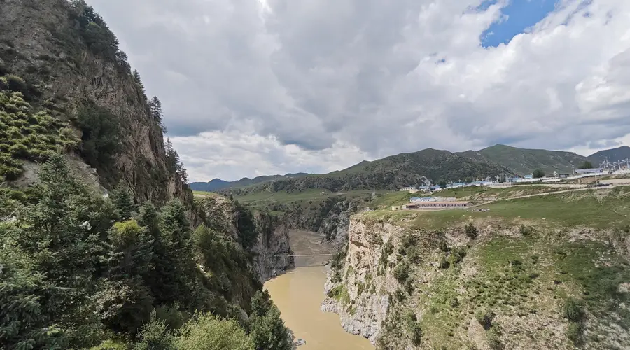 黄河上游再添文旅新地标 宁木特大峡谷勾勒高原生态画卷
