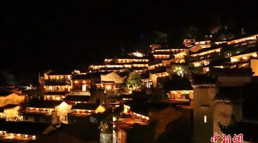 8月6日江西婺源篁岭“崖上古村·奇妙一夏”非遗夜启幕 传统灯彩点亮古村夏夜