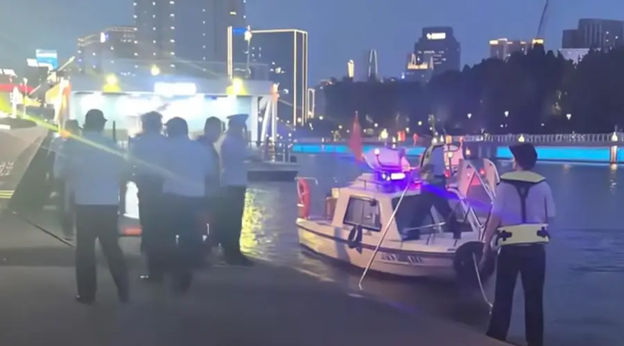 天津之眼周边发生游客落水事故 两名人员已被打捞上岸 伤亡情况待核实