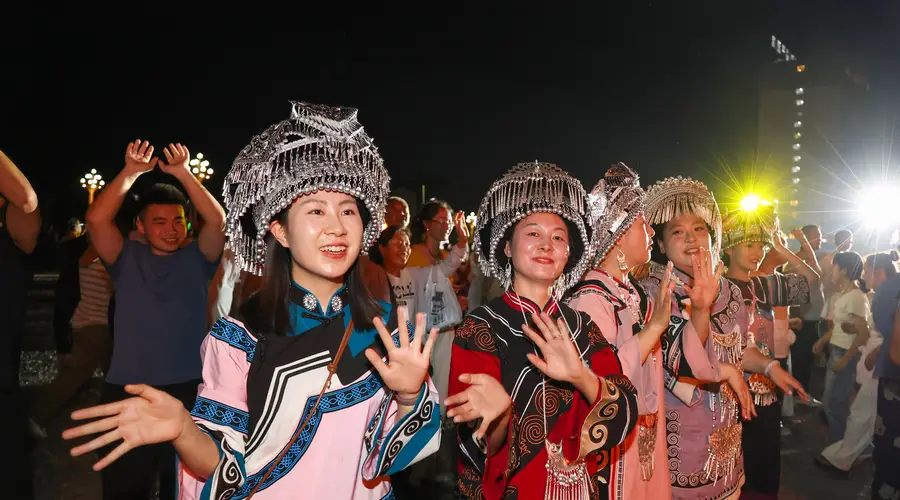 8月6日多地火把节篝火燃起 各族群众游客载歌载舞共庆