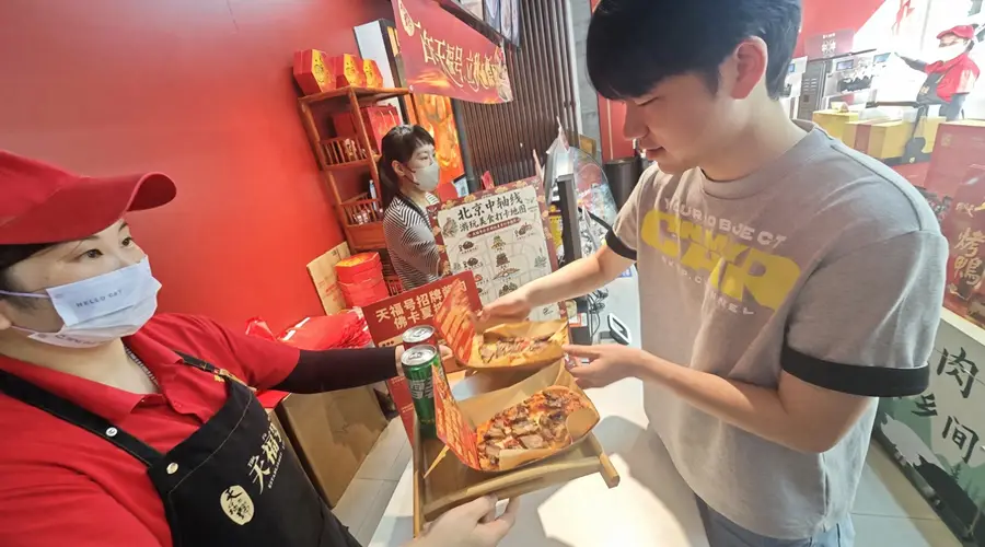 立秋后北京贴秋膘迎新玩法 天福号跨界推出酱肉披萨