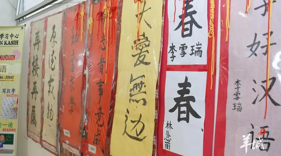 广东省新闻文化交流团到访万隆侨界,向当地华校赠送岭南书籍、潮玩及多部粤产电影拷贝